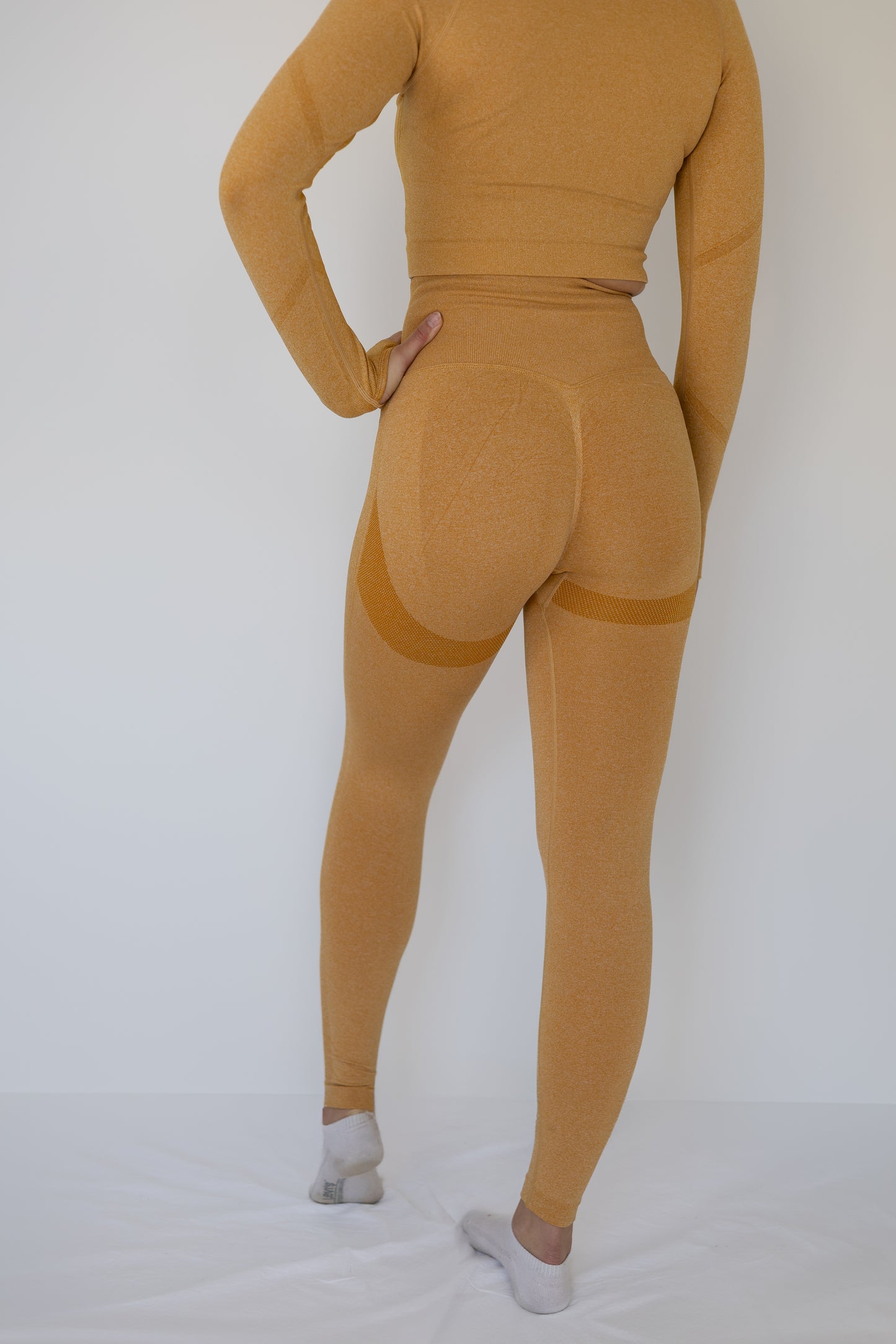 Seamless scrunch tights